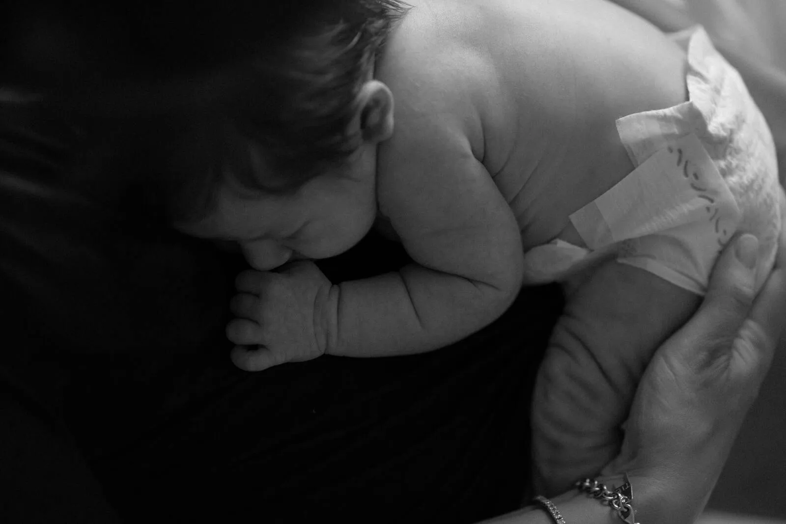 Mamma con il suo neonato, nanna serena