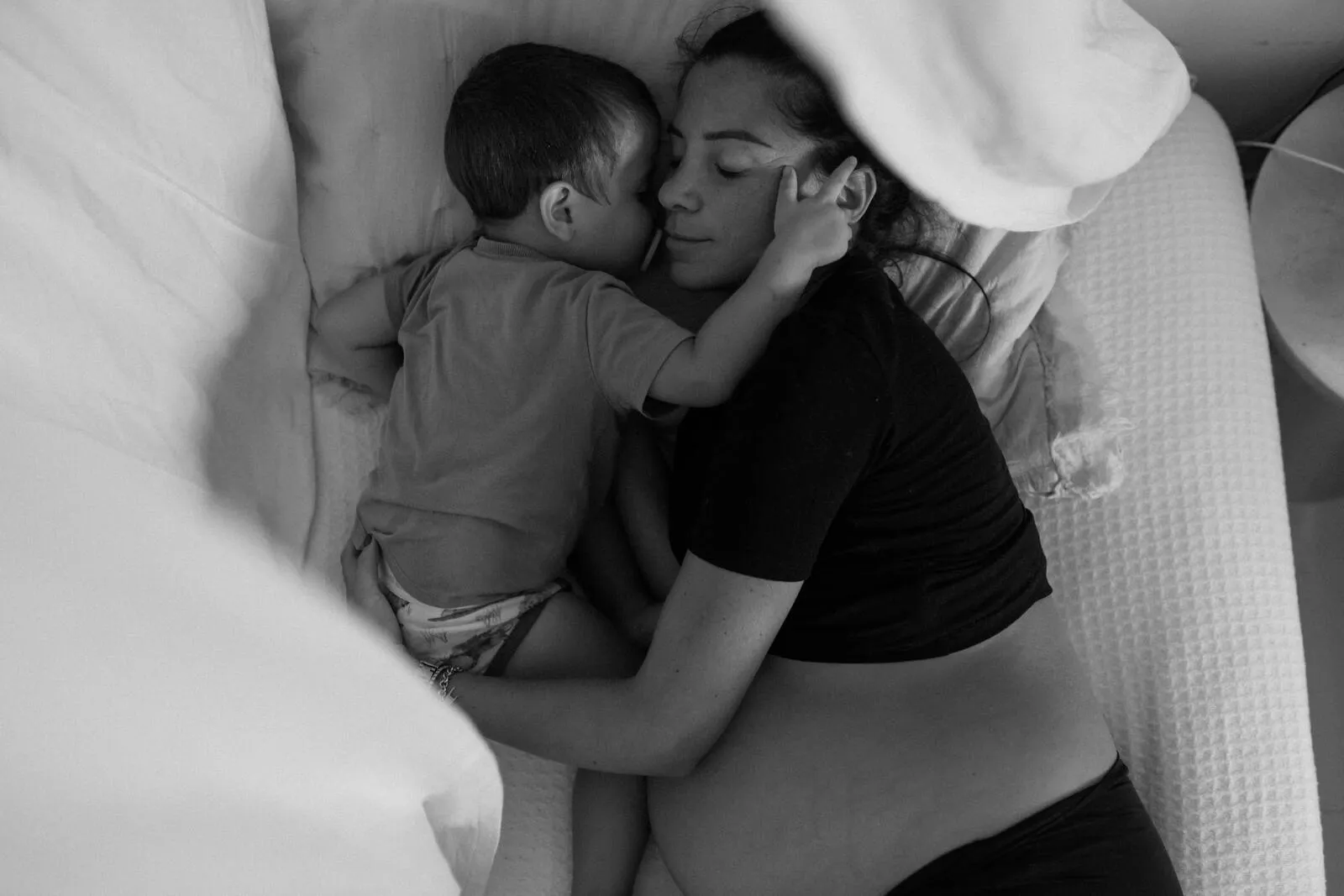 Mamma e bambino abbracciati