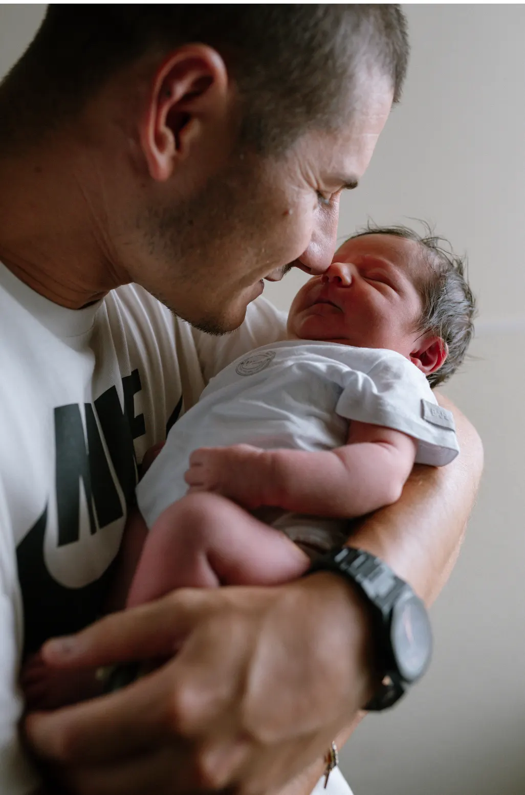 Mamma sdraiata accanto al suo bambino che non riesce ad addormentarsi