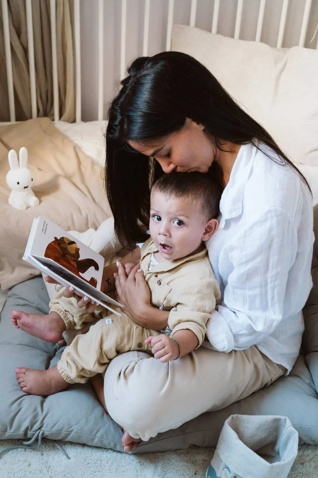 Mamma e bambino in un momento di nanna durante il giorno