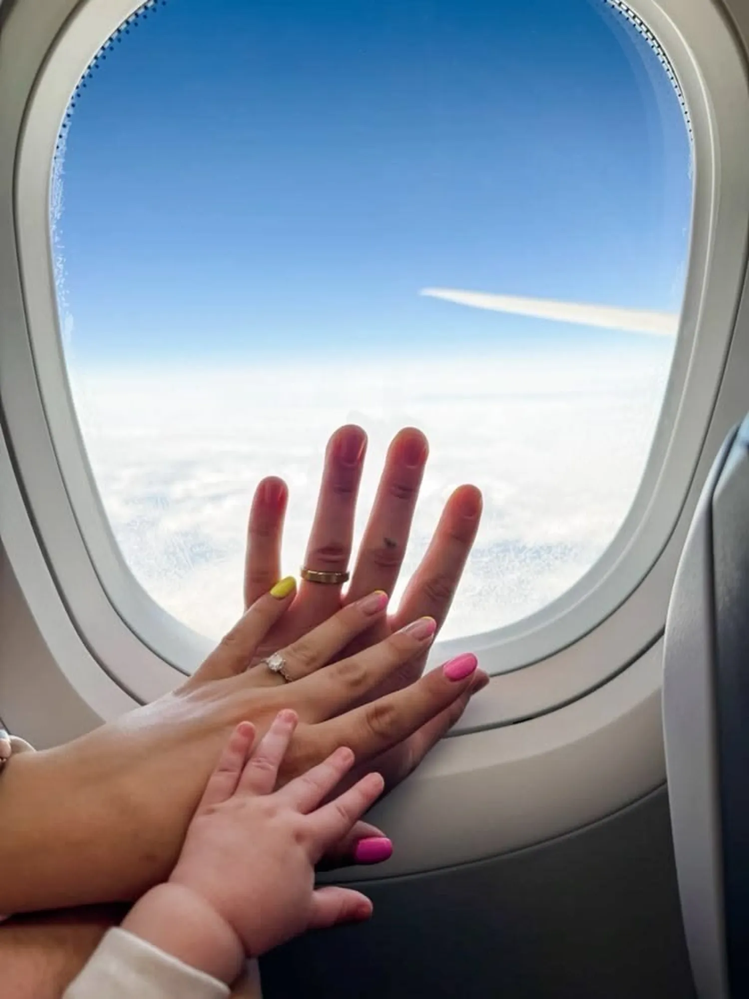 Bambino che riposa durante un viaggio in aereo con la famiglia