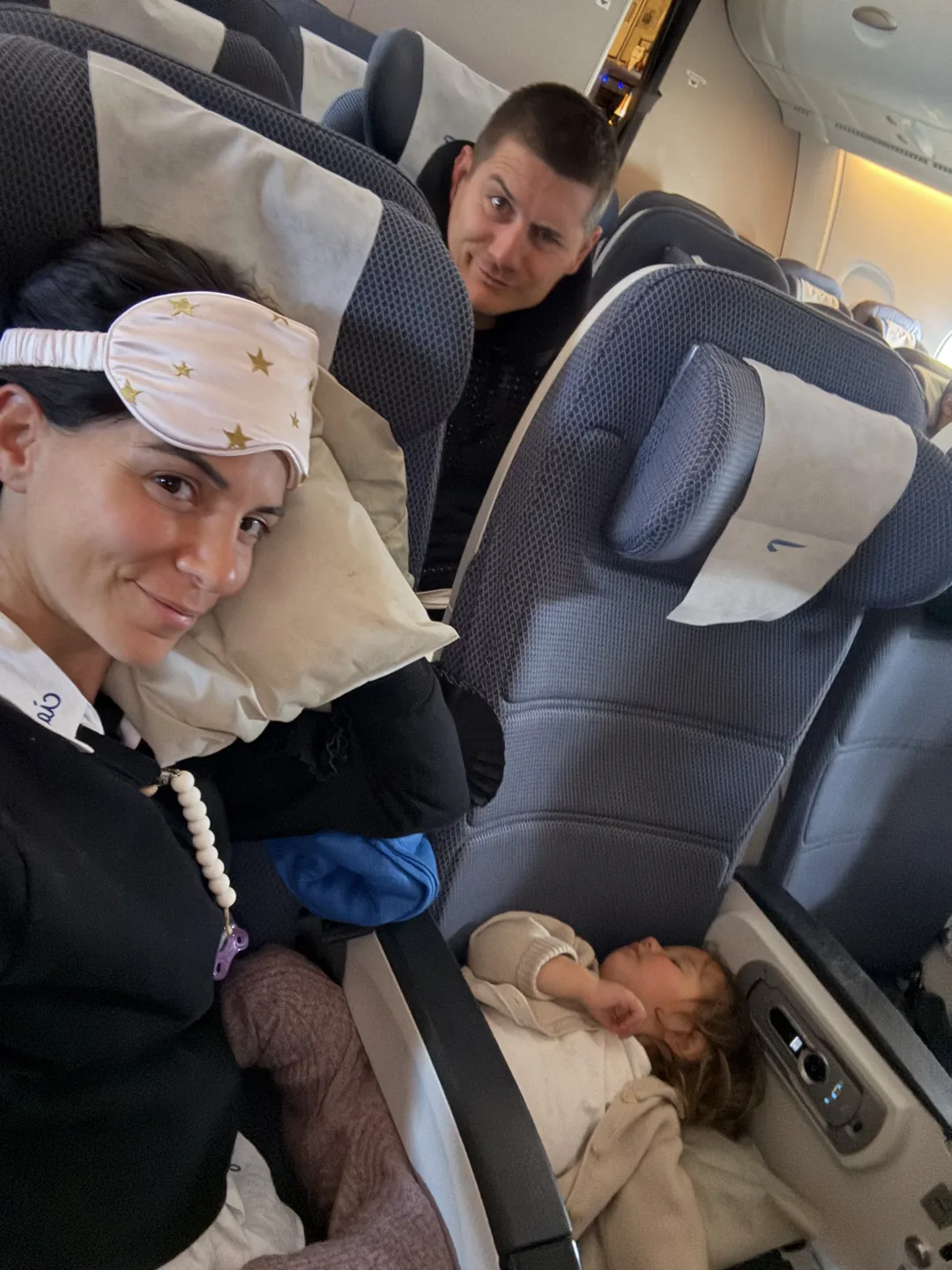 Federica e la sua famiglia su un volo notturno, con la bimba che dorme di traverso sui sedili