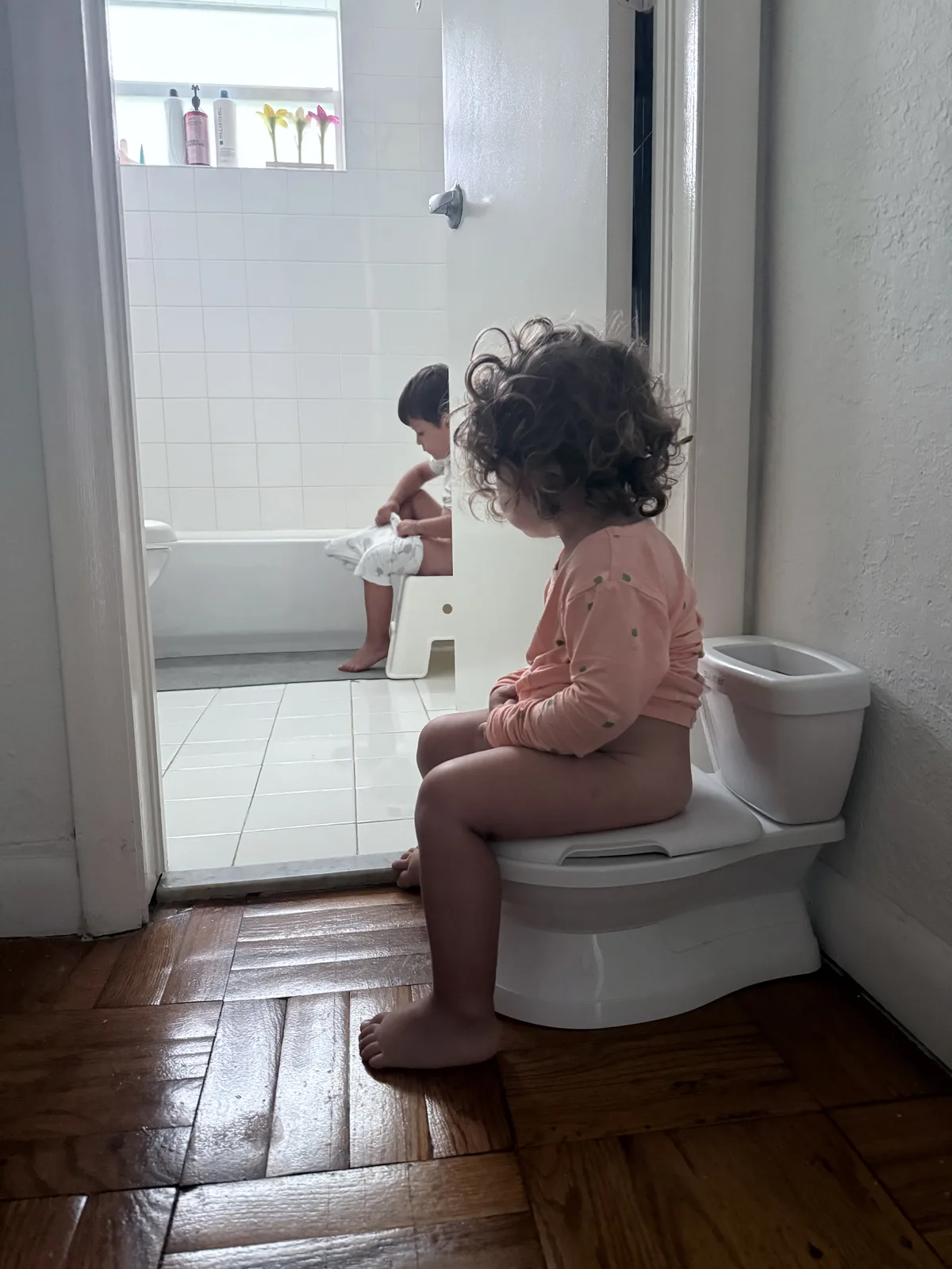 Bambina seduta sul vasino durante lo spannolinamento