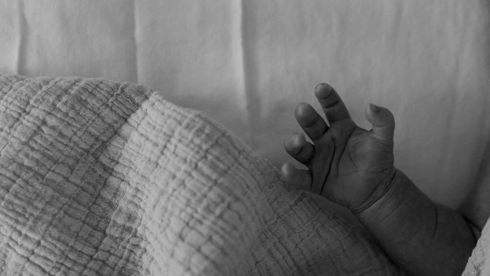 Bambino che dorme tranquillo — il metodo Cry It Out e cosa dice davvero la scienza sul sonno infantile